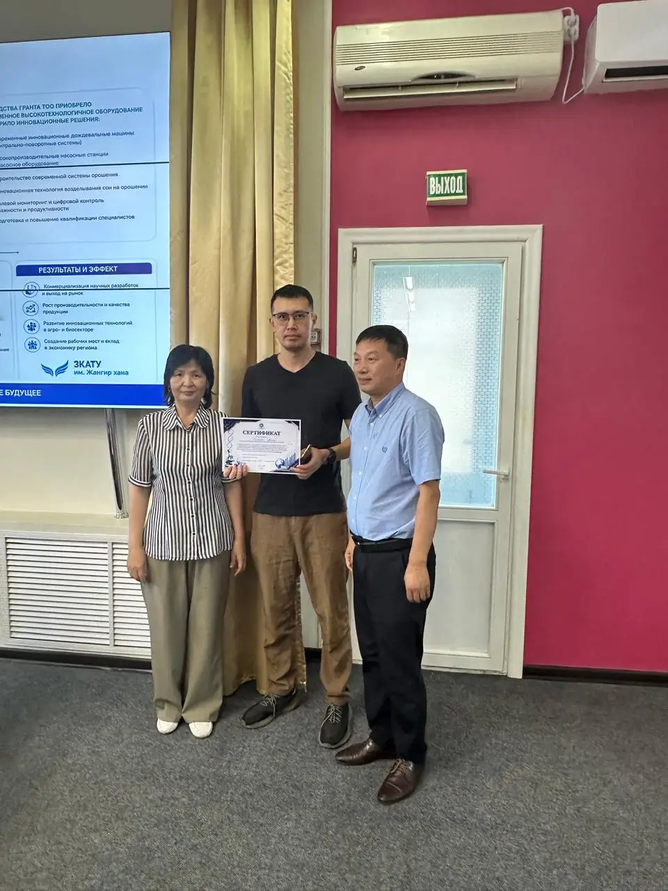Chinese guests visiting the university research infrastructure